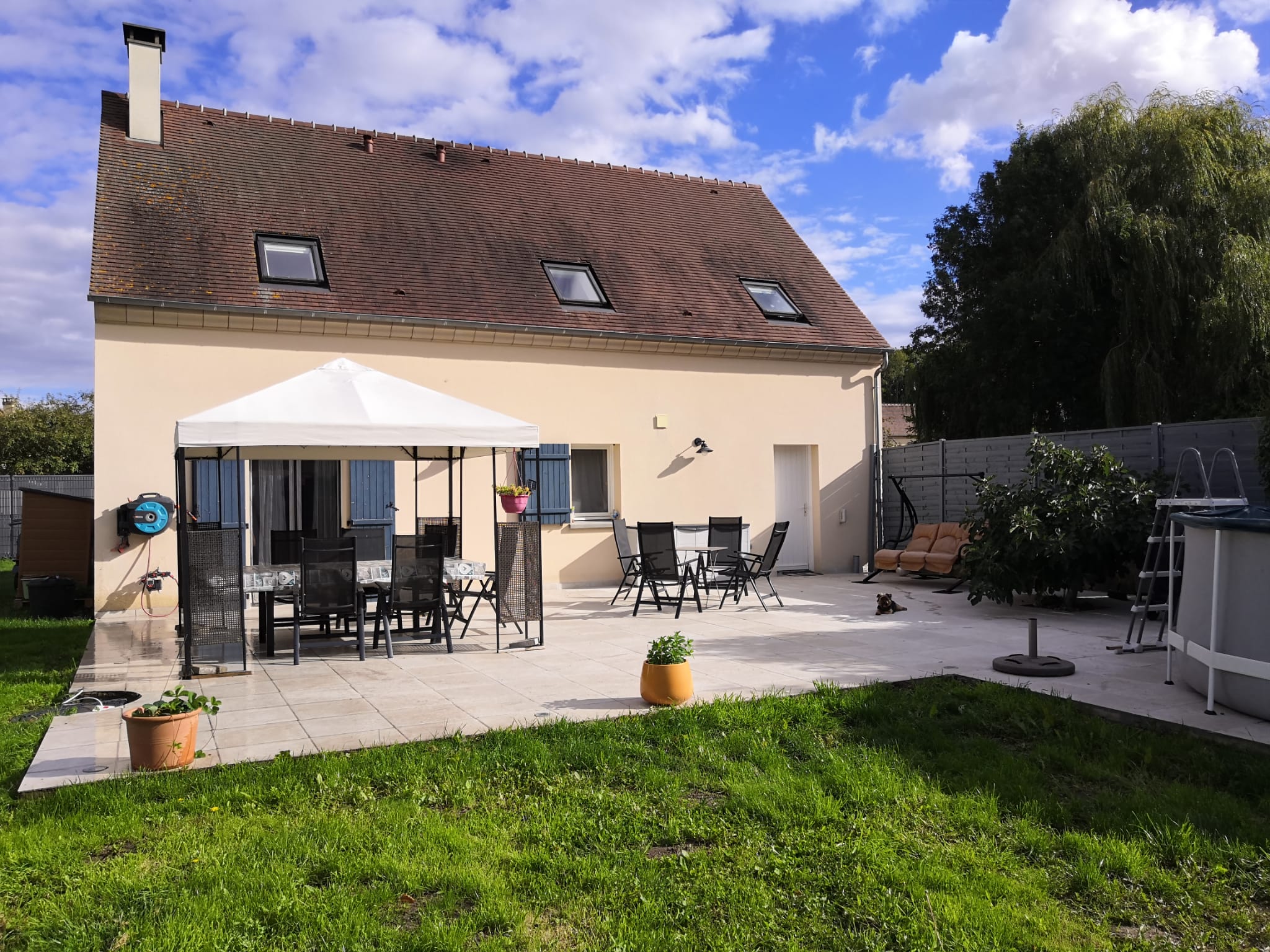 Arrière de la maison et jardin